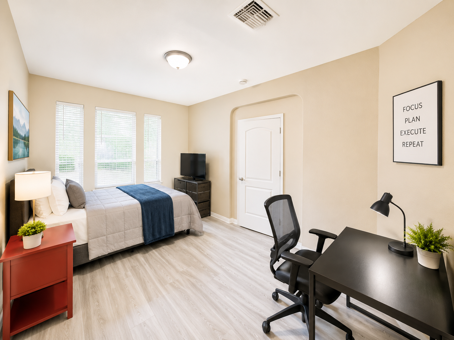 Room 1 · Queen Bedroom · Room photo 2